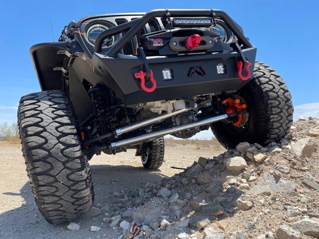 Apex Chassis Heavy Duty 2.5 Ton Tie Rod & Drag Link Assembly in Black Anodized Aluminum Fits: 19-22 Jeep Gladiator JT 18-22 Jeep Wrangler JL. Note: This FLIP kit fits a Dana 30 axle with a lift exceeding 4.5 inches. Requires drilling the knuckle.